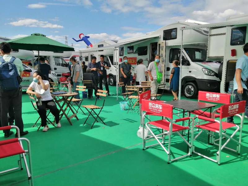 這個(gè)展會真的太熱鬧了,這么多人定房車 這個(gè)展會真的太熱鬧了,這么多人定房車