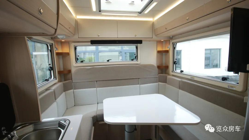 兩張雙人床，使用還方便的房車