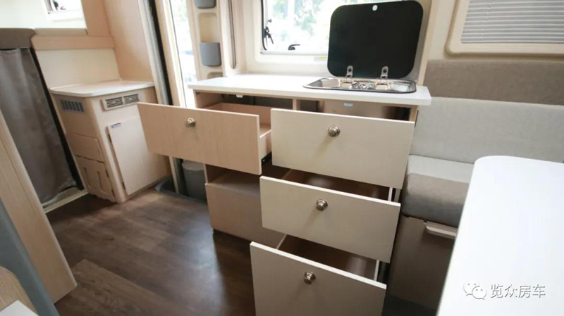 兩張雙人床，使用還方便的房車
