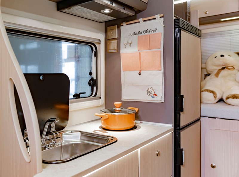 喜歡自駕游，不知道怎么選房車，看看這款四驅(qū)房車