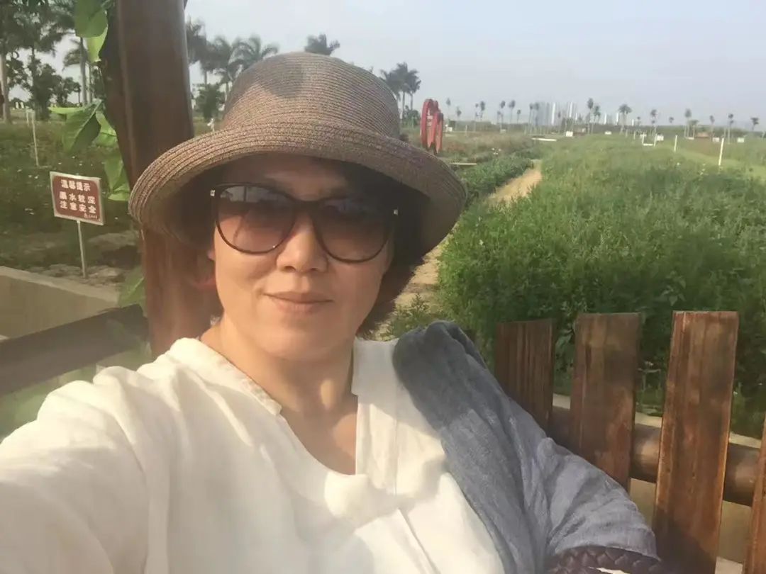 58歲的她，自駕房車(chē)旅居，一人兩犬，活成了自己喜歡的樣子