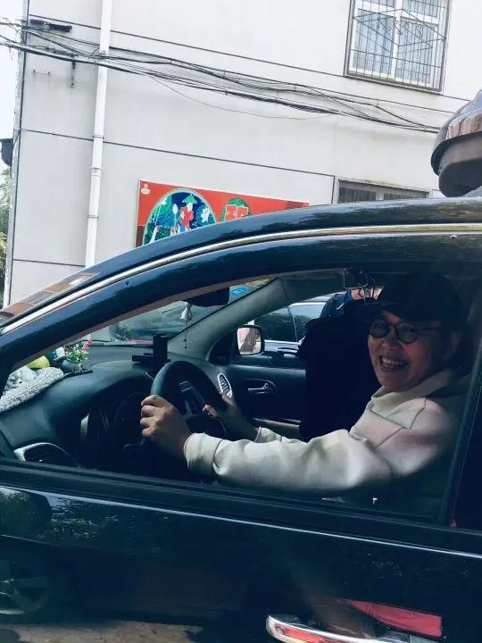 58歲的她，自駕房車(chē)旅居，一人兩犬，活成了自己喜歡的樣子