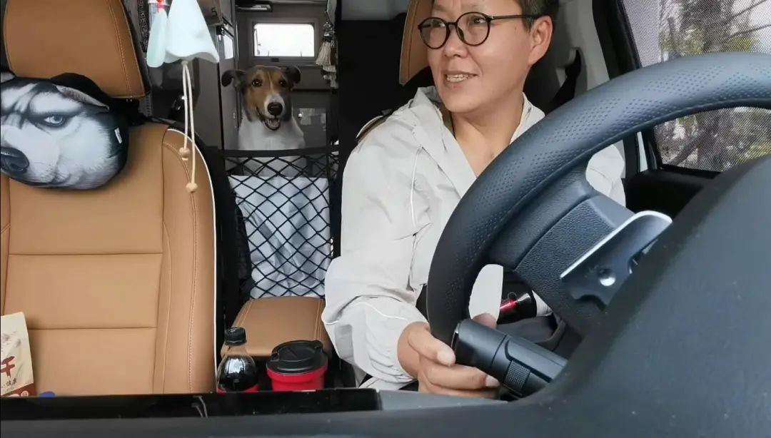 58歲的她，自駕房車(chē)旅居，一人兩犬，活成了自己喜歡的樣子