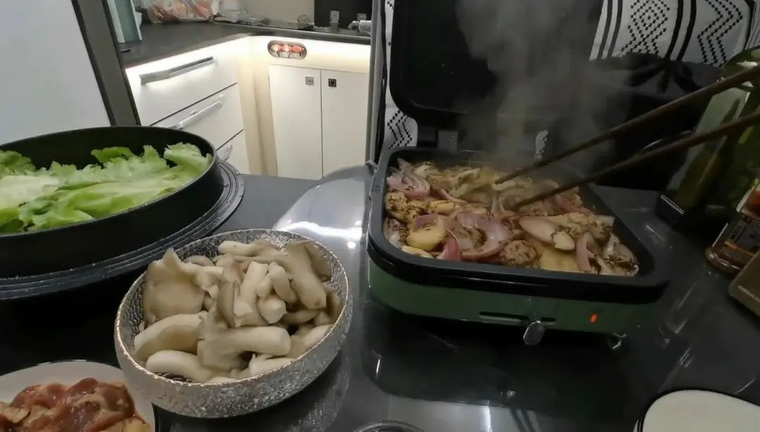 58歲的她，自駕房車(chē)旅居，一人兩犬，活成了自己喜歡的樣子