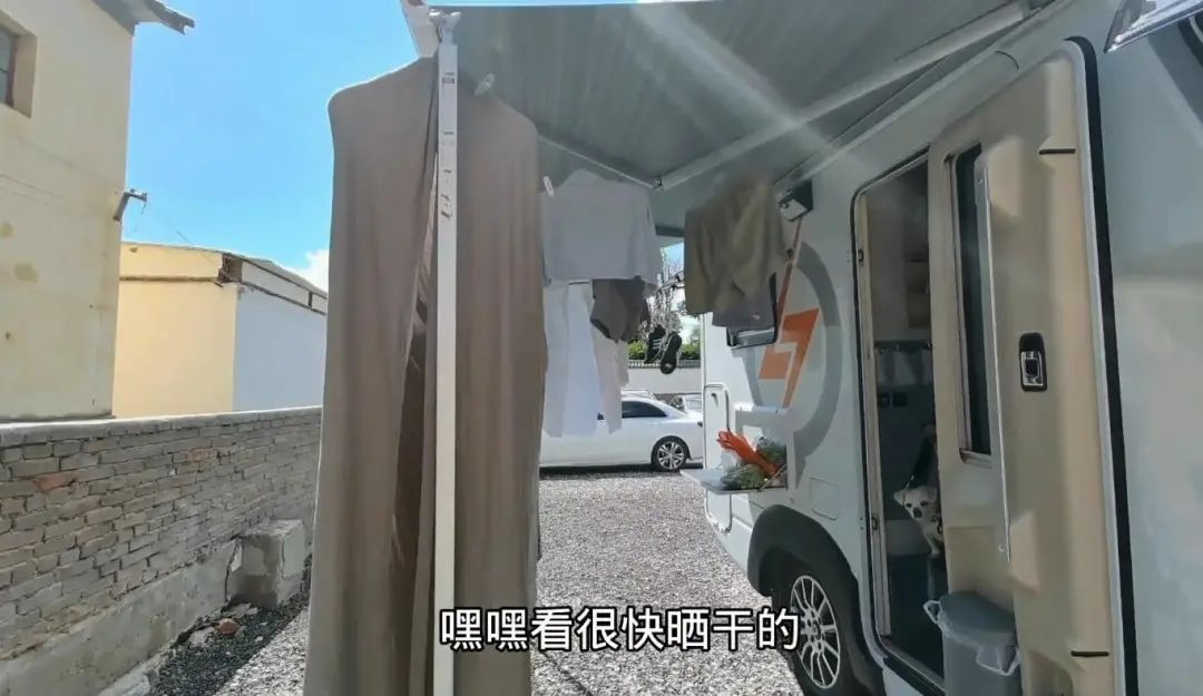 58歲的她，自駕房車(chē)旅居，一人兩犬，活成了自己喜歡的樣子